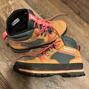Size 6 ladies hiking boot. Excellent used condition, clearing space!